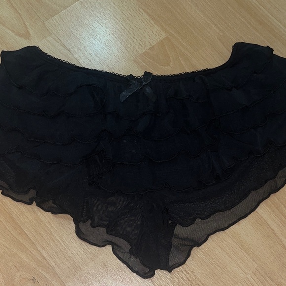Black Ruffled Mini Shorts M - Picture 3 of 3